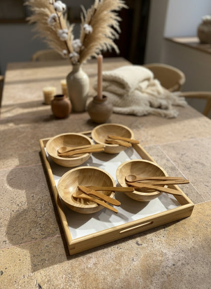 Bambu Tepsili Kase ve Çatal-Bıçak Seti – Doğal, Şık ve Kullanışlı Sunum Seti