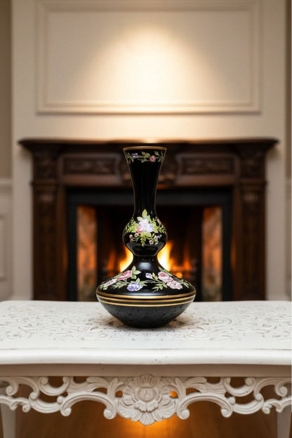 50 Yıllık Osmanlı Tarzı El İşlemeli Vazo – Altın Yaldızlı, Siyah Zeminli Koleksiyon Parçası