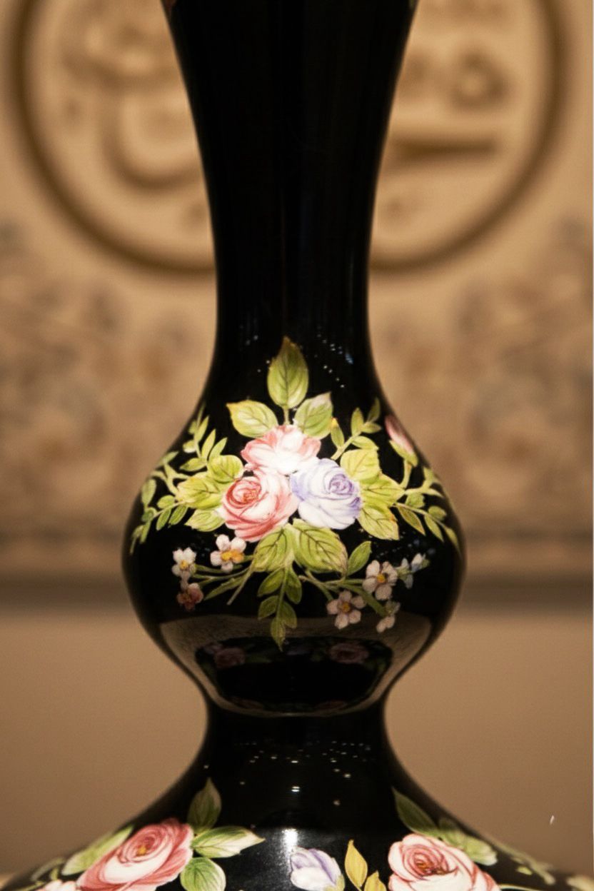 50 Yıllık Osmanlı Tarzı El İşlemeli Vazo – Altın Yaldızlı, Siyah Zeminli Koleksiyon Parçası