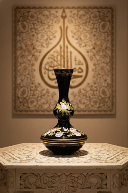 50 Yıllık Osmanlı Tarzı El İşlemeli Vazo – Altın Yaldızlı, Siyah Zeminli Koleksiyon Parçası