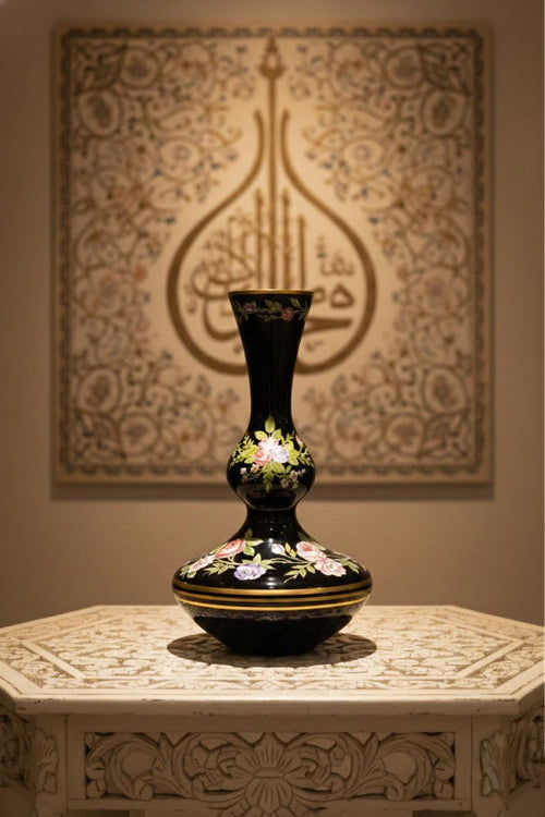 50 Yıllık Osmanlı Tarzı El İşlemeli Vazo – Altın Yaldızlı, Siyah Zeminli Koleksiyon Parçası