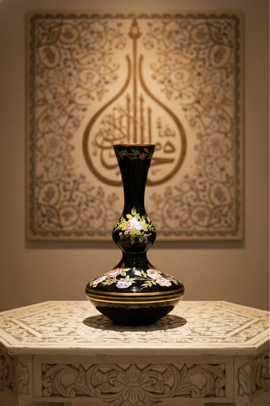 50 Yıllık Osmanlı Tarzı El İşlemeli Vazo – Altın Yaldızlı, Siyah Zeminli Koleksiyon Parçası