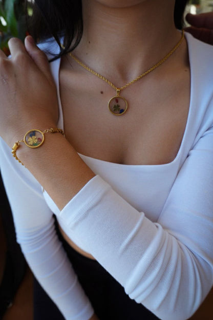 Yonca Figürlü Gold Kaplama Kolye & Bileklik Seti – Şans ve Zarafeti Bir Arada