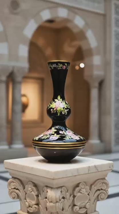 50 Yıllık Osmanlı Tarzı El İşlemeli Vazo – Altın Yaldızlı, Siyah Zeminli Koleksiyon Parçası